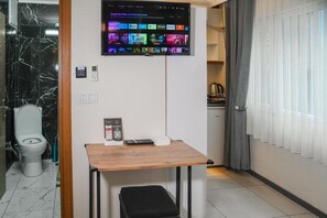 Cookware/dishes/utensils, paper towels, dining tables - The Balo Pera Hotel (Istanbul)