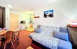 Living area - 200m from resort center, 2nd floor, swimming pool, balcony, tv, ski locker, 40m², Le Corbier (Le Corbier)