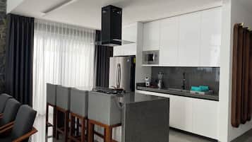 Een koelkast, een magnetron, een oven, een kookplaat