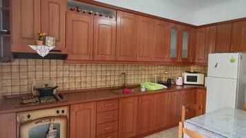 Microwave, oven, toaster, cookware/dishes/utensils