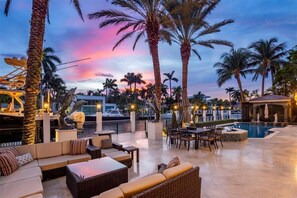 Outdoor dining - Las Olas Waterfront Estate (Fort Lauderdale)