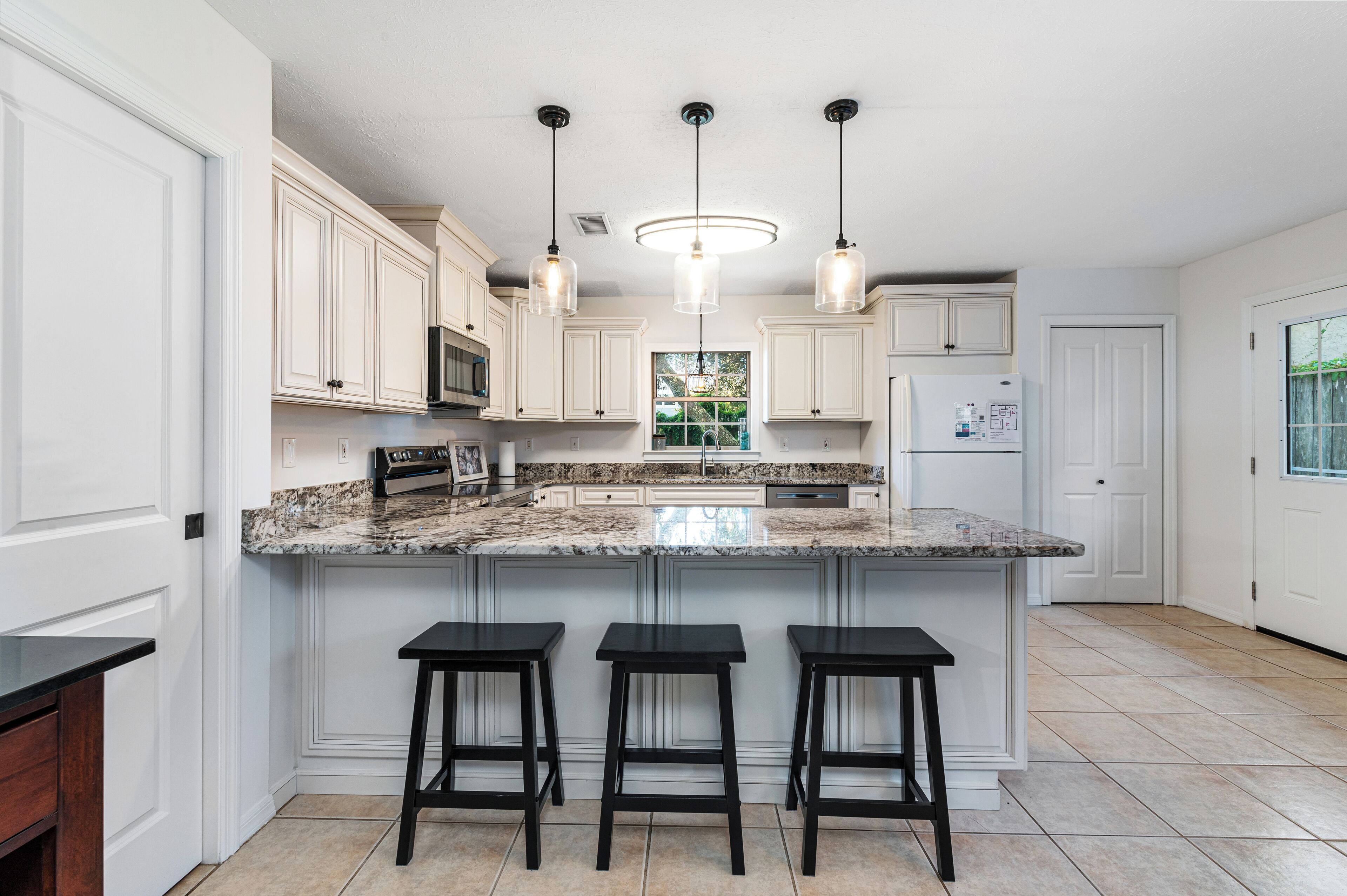 Frigorífico, microondas, horno y placa de cocina