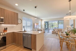 Refrigerador, microondas, horno, placa de cocina