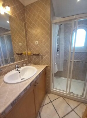 Shower, towels, toilet paper - Chaminés 11 (CARVOEIRO)