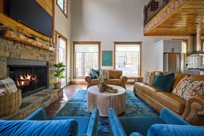 Smart TV, chimenea, videojuegos, futbolito