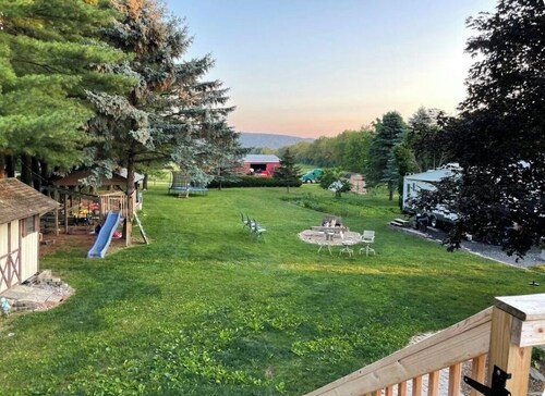 2.5 miles from Beaver Stadium our Charming 3-bedroom house with AC, WiFi