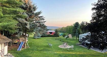 2.5 miles from Beaver Stadium our Charming 3-bedroom house with AC, WiFi