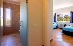 2 bedrooms, in-room safe, iron/ironing board, free WiFi