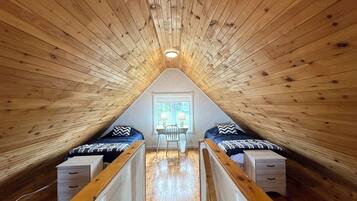 4 bedrooms, desk, iron/ironing board, WiFi