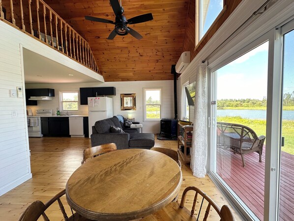 Smart TV, fireplace, books - Brackley Rose- Charming Water Front Cottage In Brackley, Minutes To Beaches (Brackley Beach)