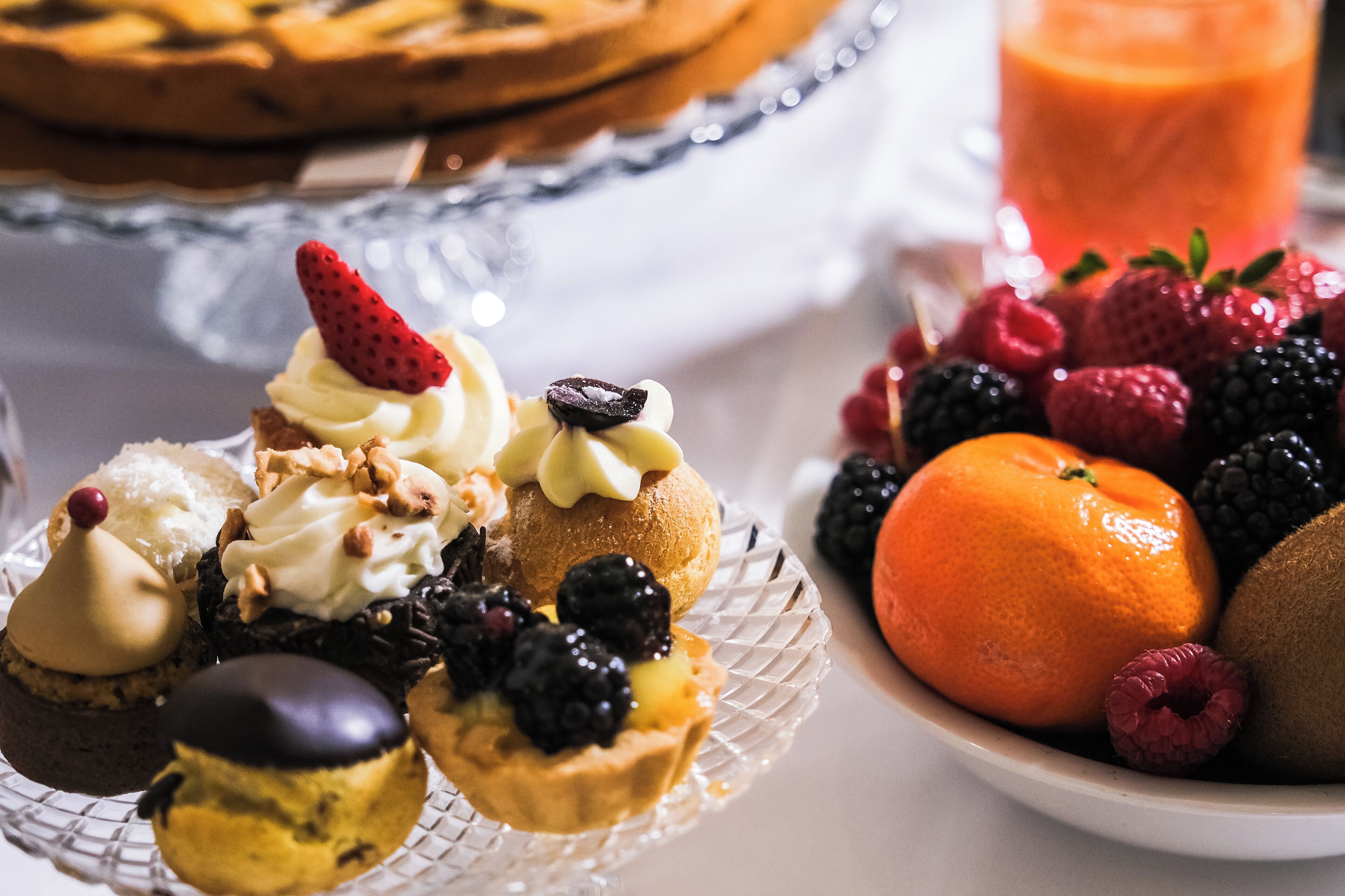 Eine Auswahl an Desserts und Früchten auf einem Tisch.