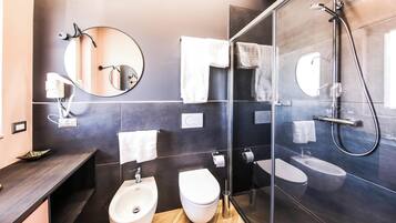 Superior-Doppelzimmer, Balkon | Badezimmer | Dusche, Haartrockner, Handtücher, Seife