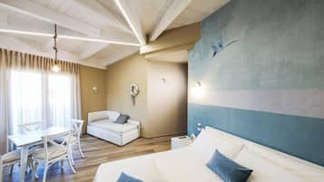 Luxury-Doppelzimmer, Balkon | Laptopgeeigneter Arbeitsplatz, schallisolierte Zimmer, kostenloses WLAN