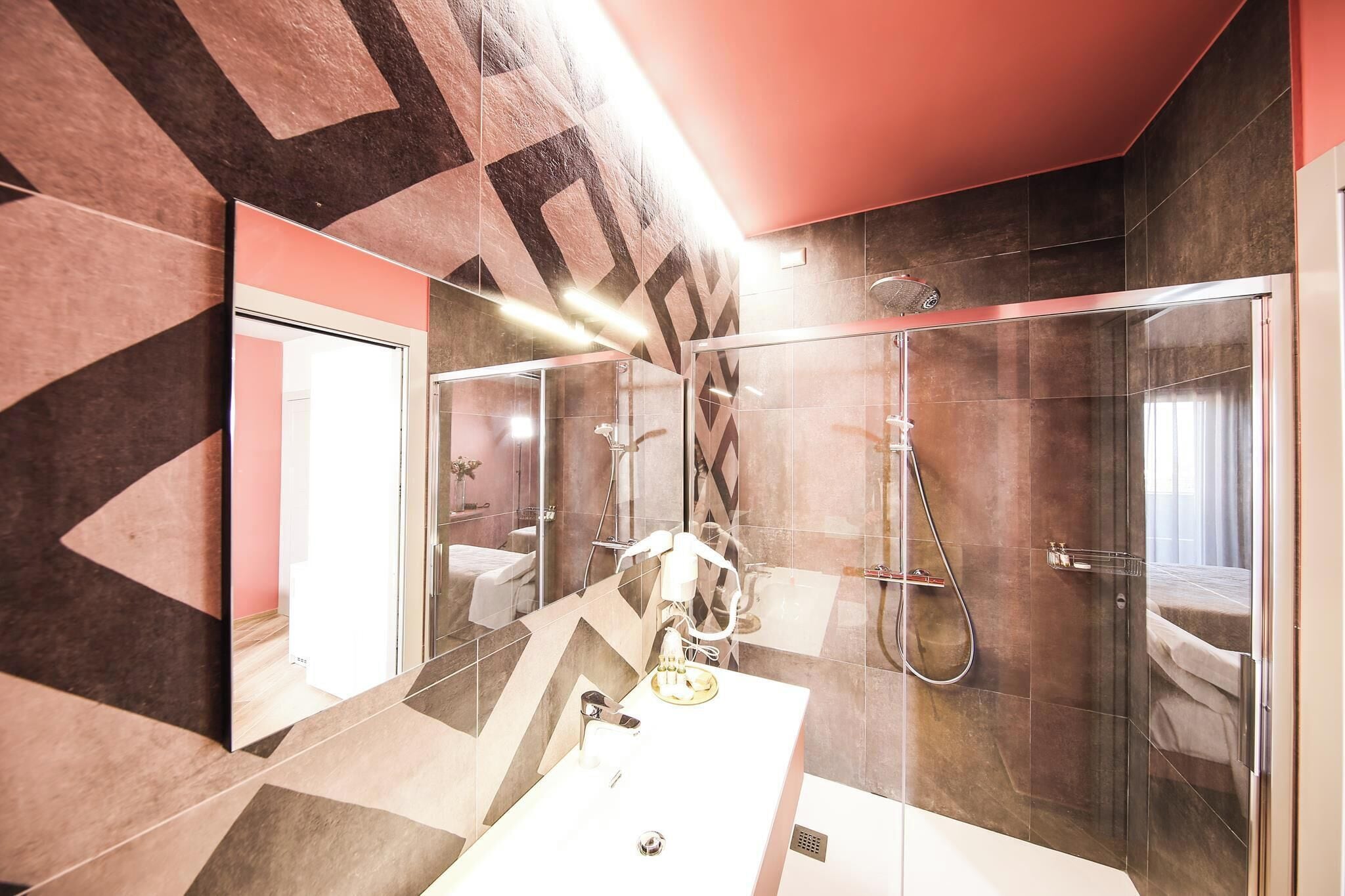 Deluxe-Doppelzimmer, Balkon | Badezimmer | Dusche, Haartrockner, Handtücher, Seife