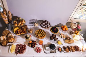 Free daily cooked-to-order breakfast