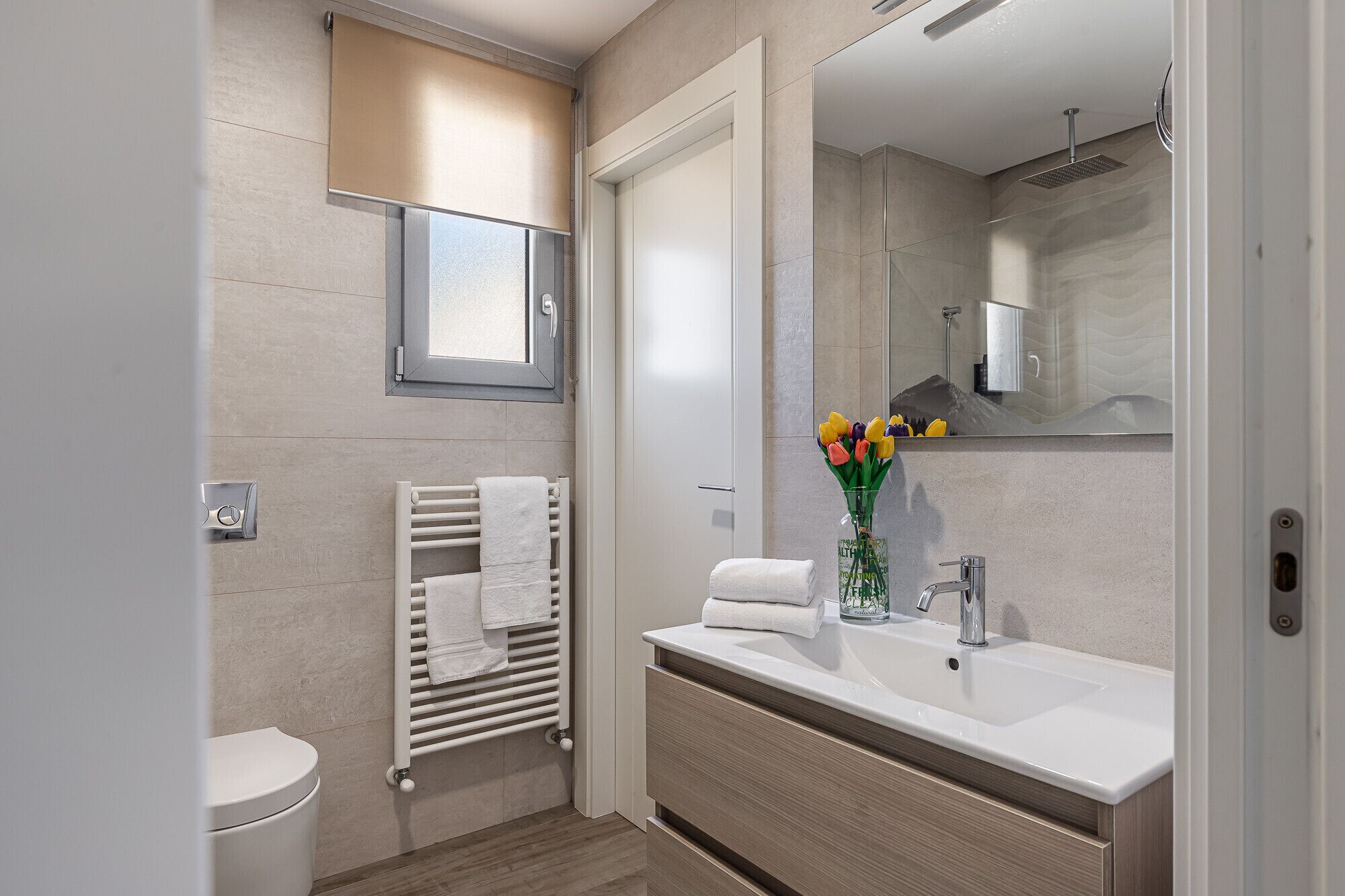 Een douche, een haardroger, handdoeken