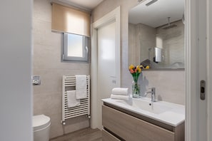 Regadera, secadora de cabello, toallas