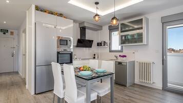 Kühlschrank, Mikrowelle, Ofen, Geschirrspüler