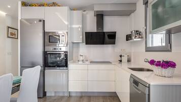 Kühlschrank, Mikrowelle, Ofen, Geschirrspüler