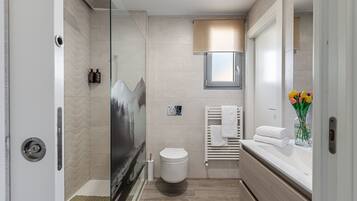 Dusche, Haartrockner, Handtücher