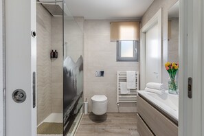 Regadera, secadora de cabello, toallas 