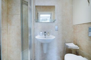 Shower, hair dryer, towels, soap - Spacious 2 bed in Pimlico (London)