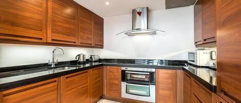 冷蔵庫、電子レンジ、オーブン、コンロ