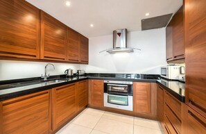 Fridge, microwave, oven, stovetop - Spacious 2 bed in Pimlico (London)