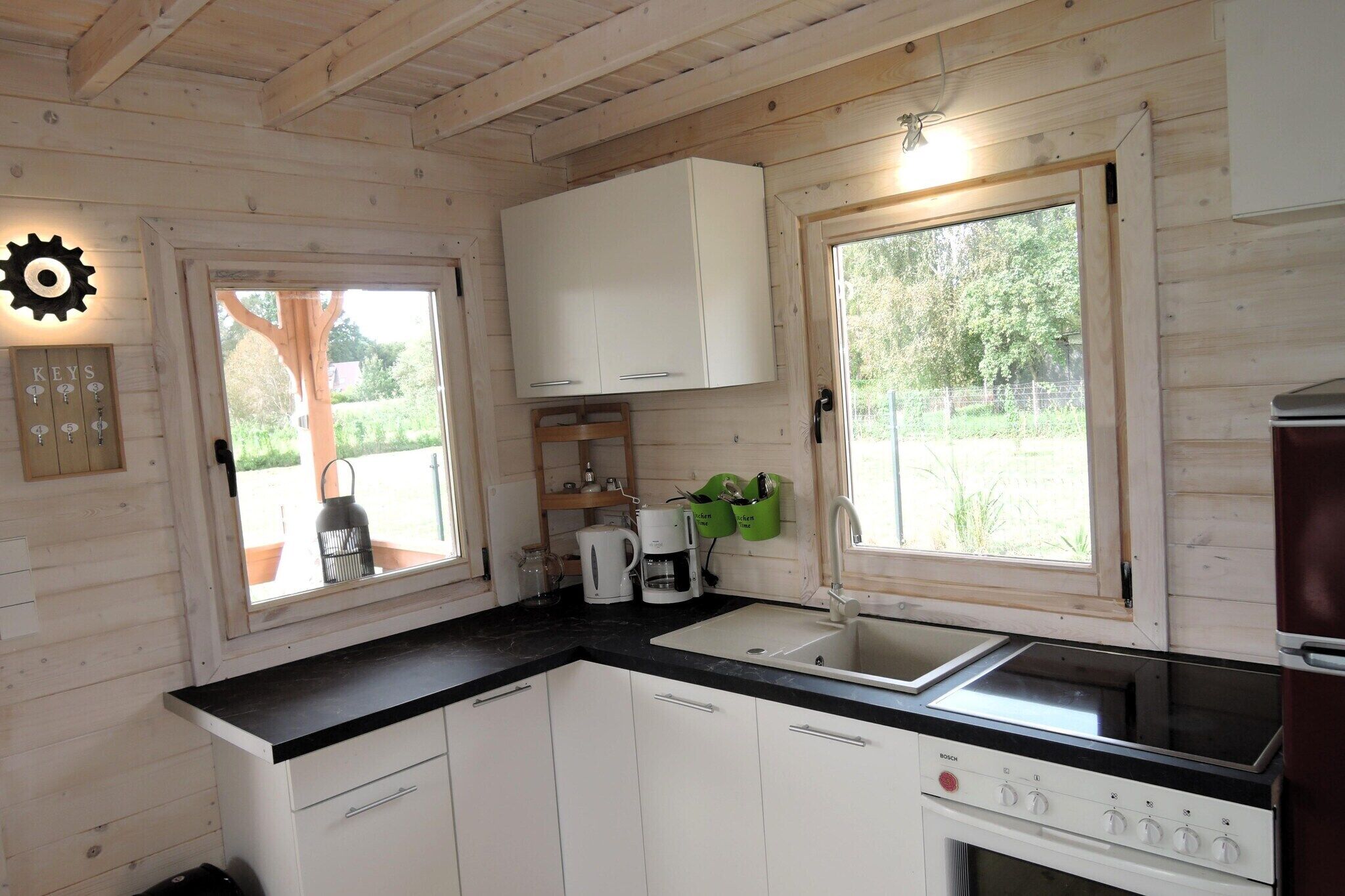 Een koelkast, een oven, een kookplaat, een koffiezetapparaat/waterkoker