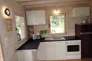 Fridge, oven, stovetop, coffee/tea maker