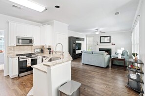 Micro-ondes, four, plaque de cuisson, lave-vaisselle