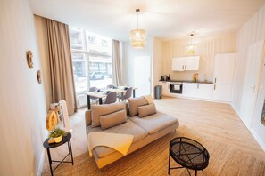 Apartment | Living area | TV - Alphabet Apartments Bredestraathof (Rotterdam)