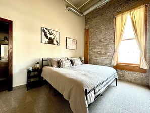 2 bedrooms, iron/ironing board, WiFi, bed sheets - The Bellevue in Canal Park, NEW- Charming loft in the heart of Canal Park (Duluth)