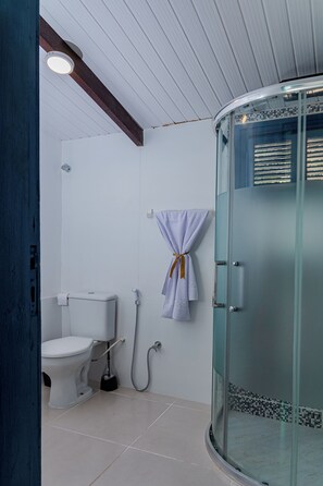 Doccia, asciugacapelli, asciugamani, sapone