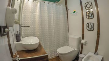 Combined shower/bathtub, bidet, towels, soap