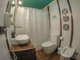 Bañera con ducha, bidet, toallas, jabón