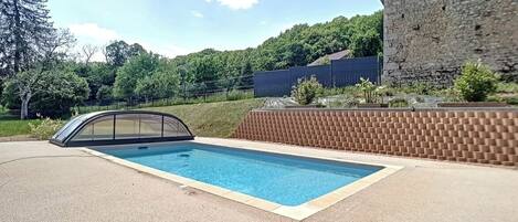 من حمّامات السباحة المغطاة