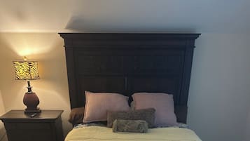 1 dormitorio, tabla de planchar con plancha, wifi y ropa de cama