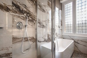 Shower, hair dryer, bidet, towels - Elegant, New, Spacious 3Bedroom Home Between Vatican, Piazza Navona & Trastevere (Roma)