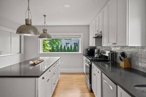 Kylskåp, mikrovågsugn, ugn och spishäll