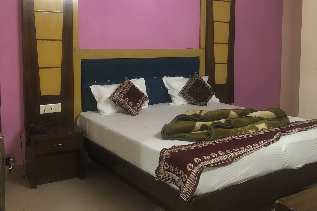 Deluxe Double Room | In-room safe, iron/ironing board, free WiFi