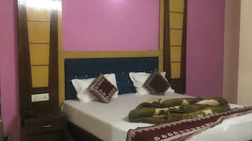 Deluxe Double Room | In-room safe, iron/ironing board, free WiFi