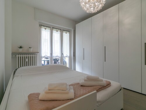 Turati Family Apartment | Balcone e posto auto