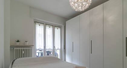 Turati Family Apartment | Balcone e posto auto