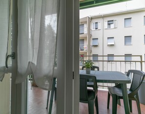 Dining - Turati Family Apartment | Balcone e posto auto (Lecco)