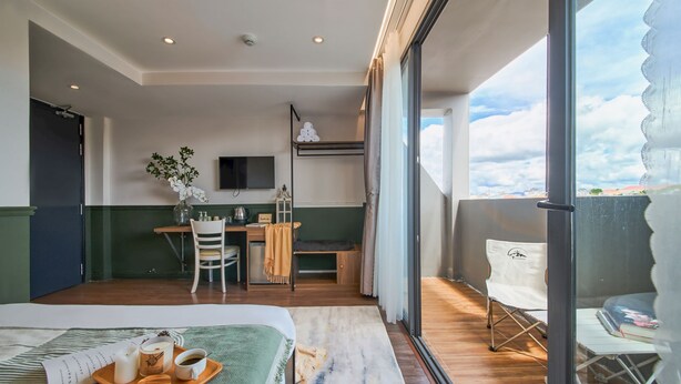Habitación doble Deluxe, balcón, vista a la ciudad | Escritorio, cortinas blackout y tabla de planchar con plancha 