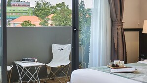 Habitación doble Deluxe, balcón, vista a la ciudad | Escritorio, cortinas blackout y tabla de planchar con plancha 