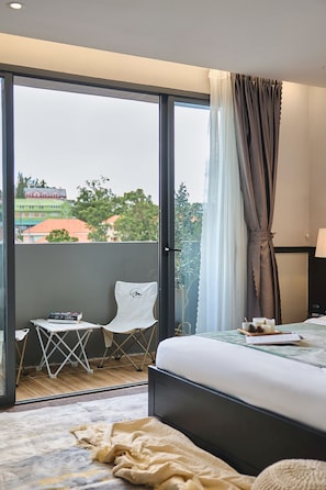 Kahden hengen deluxe-huone, parveke, kaupunkinäköala | Työpöytä, pimennysverhot, silitysrauta/-lauta, ilmainen Wi-Fi