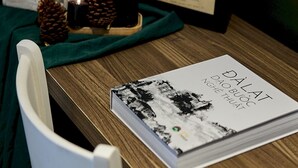 Habitación doble Deluxe, vista a la ciudad | Escritorio, cortinas blackout y tabla de planchar con plancha 