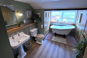 Separate tub and shower, deep soaking tub, hair dryer, towels - Royal Oak Retreat 2-bed - Sleeps 6 & Pet Friendly (Lewes)